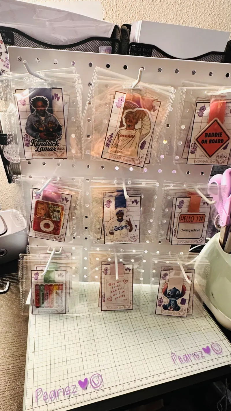 Magnetic bookmarks